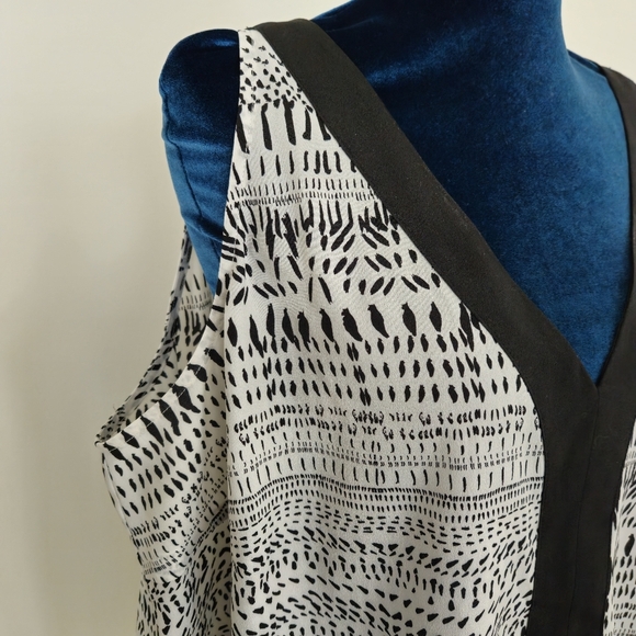 DKNYC Sleeveless Blouse 1X V Neck Geometric Black & White Tribal Print Career - Picture 3 of 9